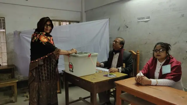 রাজশাহীর একটি কেন্দ্রে ভোট দিচ্ছেন এক ভোটার।