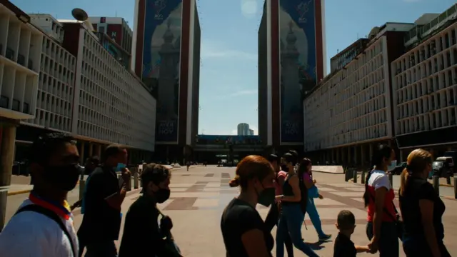 Grupo de personas con mascarillas en Caracas.