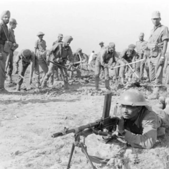 1971માં પૂર્વ પાકિસ્તાનને મુક્ત કરાવવાનું અભિયાન શરૂ કરતા ભારતીય સૈનિકો