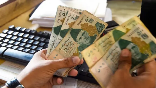 يشكل كل "بيسا" تُجنى وتُدخر برهانا على المحن التي اجتازها أبناء "شعب الميمون" ممن يقيمون في كراتشي