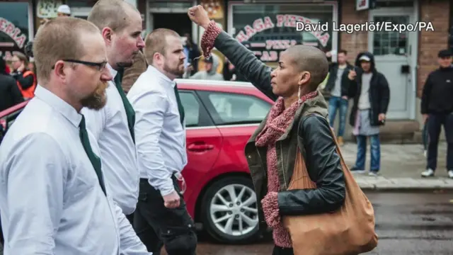 Une image devenue une icône de la résistance face à la montée de l'extrême droite en Scandinavie et à travers l'Europe.