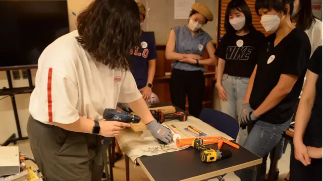 전동 드릴 사용법을 배우는 여성들