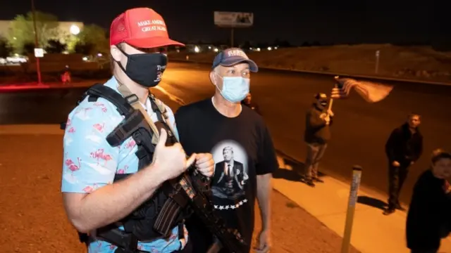 投票所の前で「選挙盗難を止めろ！」と主張するトランプ氏の支持者たち（4日、ネヴァダ州ラスヴェガス）