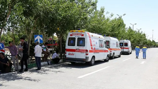 آمبولانس‌ها و نیروهای امدادی در محوطه آرامگاه آیت‌الله خمینی