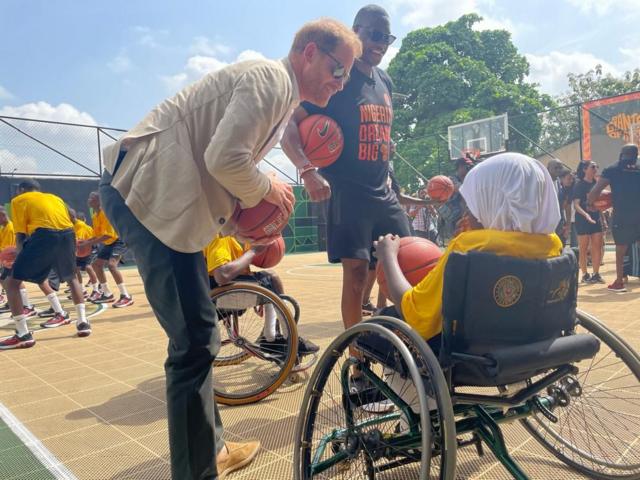 Prince Harry dey tok to one little girl ontop wheelchair wey hold basketball