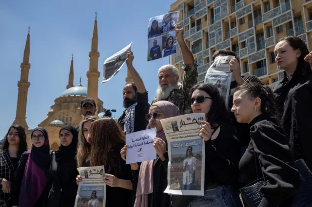 متظاهرون، بينهم صحافيون، يشاركون في وقفة احتجاجية للتنديد بقتل الصحافيين، بعد يوم من مقتل الصحافية آمال خليل في ضربة إسرائيلية، في ساحة الشهداء، بيروت، لبنان، 23 أبريل/نيسان 2026.