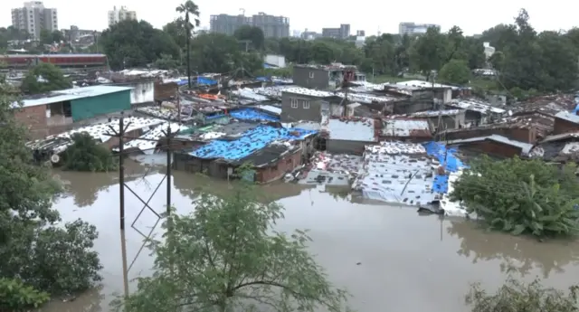 વડોદરામાં નીચાણવાળા વિસ્તારો પાણીમાં ગરકાવ થયા છે 