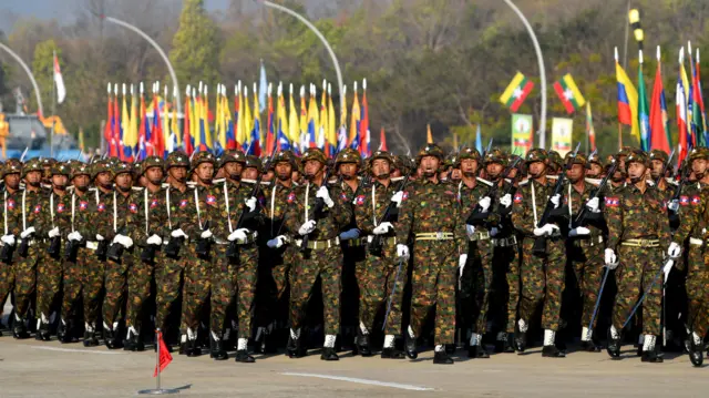 လွတ်လပ်ရေးနေ့ စစ်ရေးပြ အခမ်းအနားမြင်ကွင်း။