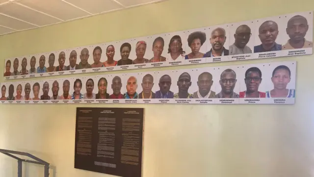 Prisca Uwamahoro, wa kabiri iburyo hasi, ahora yibuka urwego igihugu cyamushyizemo we na bagenzi be
