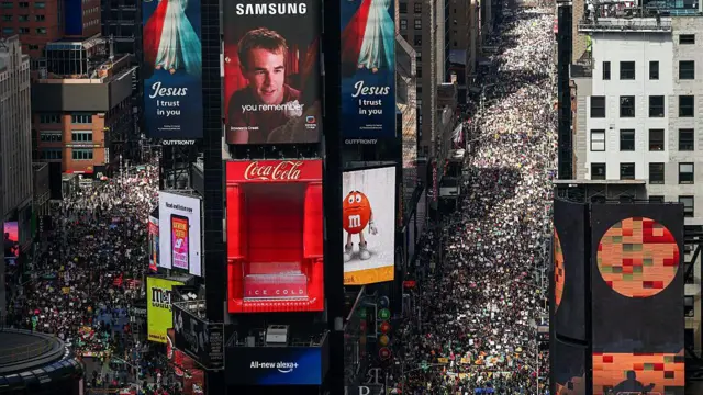 Grandes multidões nas ruas da Times Square vistas de uma perspectiva aérea
