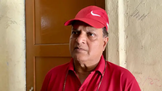 65 वर्षीय नादीर खान ऑक्टोबर 2024 पासून मुंबईतील एमआरए पोलीस स्टेशनमध्ये राहत आहेत.