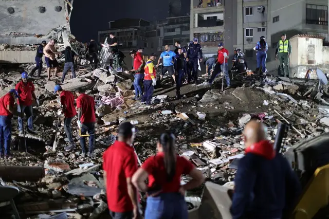  Kurtarma ekipleri, Venezuela'yı vuran 7,2 büyüklüğündeki depremin ardından San Bernardino'daki yıkılmış bir binada kurbanları arıyor.
