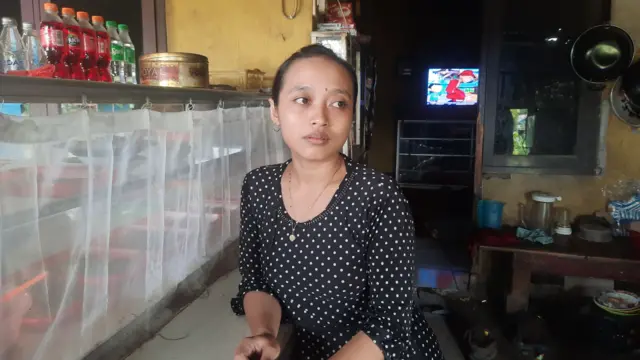 Isse (27), warga Dusun Mekarmukti di Karawang, Jawa Barat, bergegas lari membawa anak-anaknya setelah menyadari terjadi kebocoran gas klorin dari pabrik PT Pindo Deli Pulp and Paper Mills tak jauh dari rumahnya pada Sabtu malam (20/1).