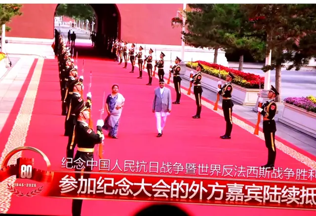 भीक्ट्री परेडमा सहभागी हुन जाँदै प्रधानमन्त्री केपी शर्मा ओली, आफ्नी पत्नी राधिका शाक्यसहित।