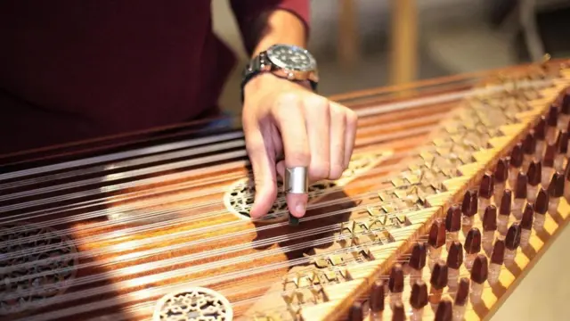 رجل يعزف على ألة الموسيقية
