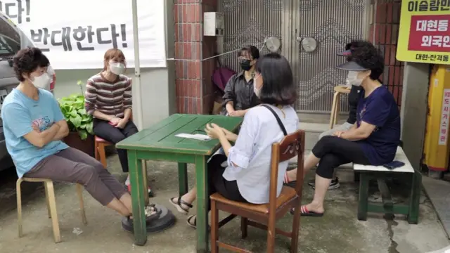 대구 북구 대현동 일부 주민들이 구성한 '이슬람사원 건립 반대 비상대책위원회'가 사원 공사장 인근에서 회의하고 있다