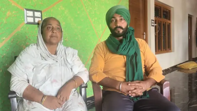 नक्षत्र सिंह की पत्नी जसवंत कौर रोते हुए और बेटा जगदीप