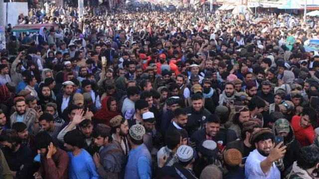 جمعیت گسترده مردم که برای استقبال از جوانان فوتسال افغانستان گردهم آمده‌اند.