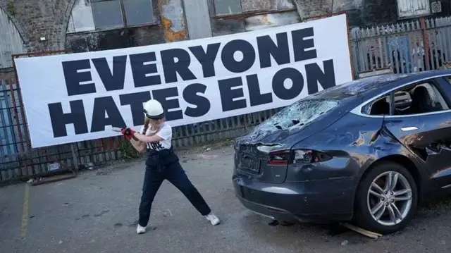 Salah satu masalah yang dilaporkan para jutawan adalah merasa terisolasi dari orang lain.