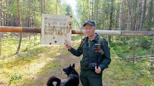 Андреј Фадејев испред рампе са псом у шумим