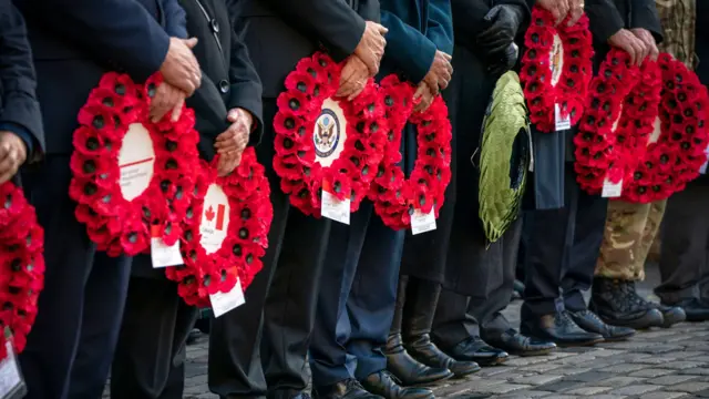 Dostojnicy i członkowie Sił Zbrojnych z wieńcami makowymi, które zostaną złożone przy Kamieniu Pamięci podczas nabożeństwa i parady z okazji Niedzieli Pamięci w Edynburgu