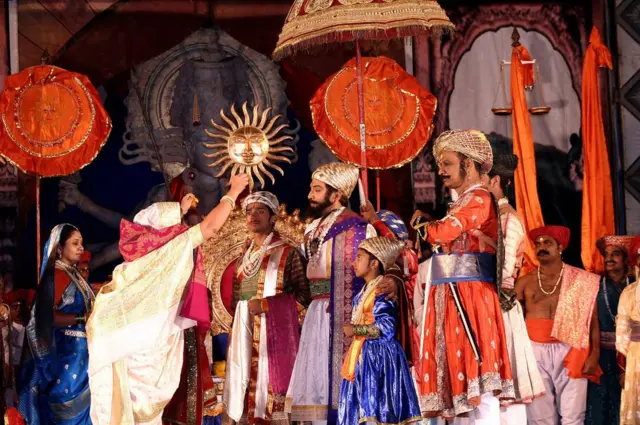 पुरंदरे के नाटक 'जाणता राजा' का एक दृश्य