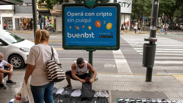 Um anúncio para uma plataformacomo sacar na arbetycriptomoedascomo sacar na arbetyuma ruacomo sacar na arbetyBuenos Aires