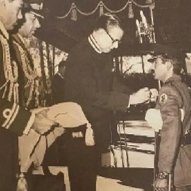 पाकिस्तानचे राष्ट्रपती फजल इल्ही कॅप्टन अहसान मलिक यांना स्टार ऑफ करेज पुरस्कार देताना.