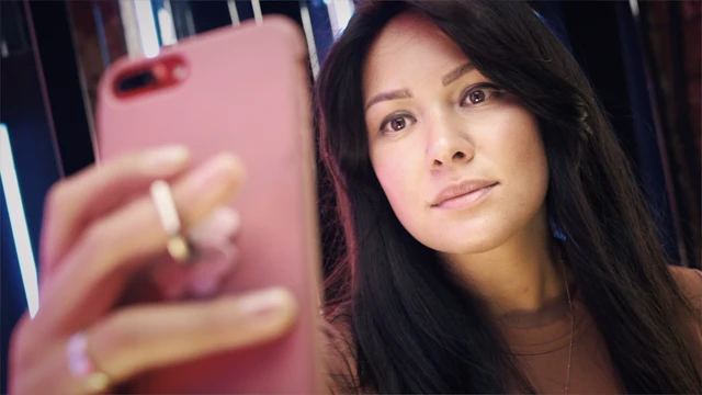 Liliya yifata 'selfie' yambaye imisatsi y'imikorano