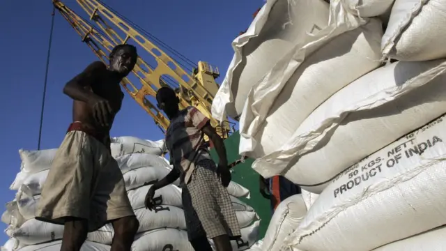 Des marins supervisent les opérations de déchargement dans le port de Djibouti exploité par DP World, novembre 2006.