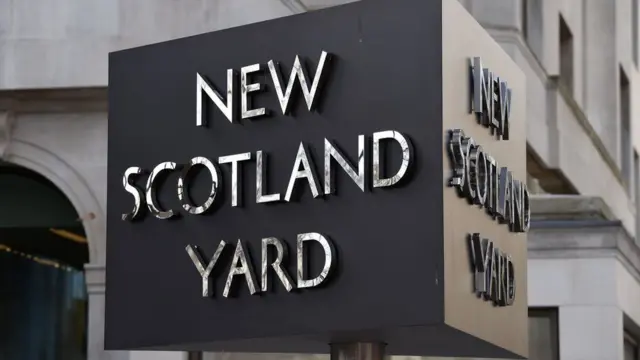 Londra Emniyet Müdürlüğü tabelası 
