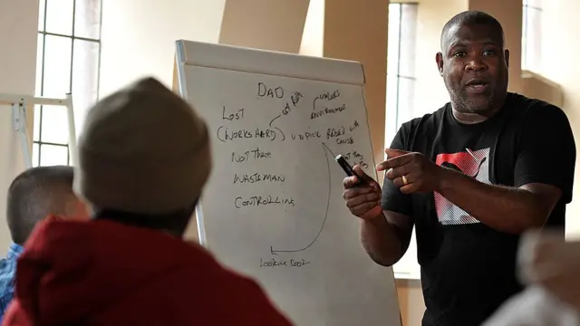 Шелдон Томас сам был уличным бандитом, а теперь стал экспертом по ним