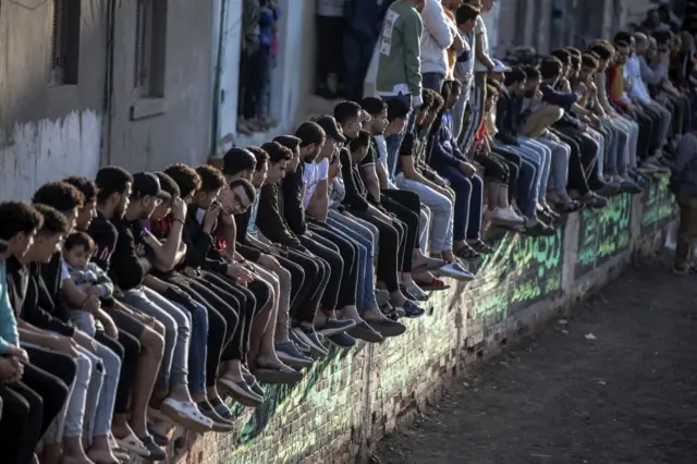 مشجعون مصريون خلال بطولة ميت رومي لكرة قدم الشارع في محافظة الدقهلية، وهي بطولة تنظم منذ عام 1975