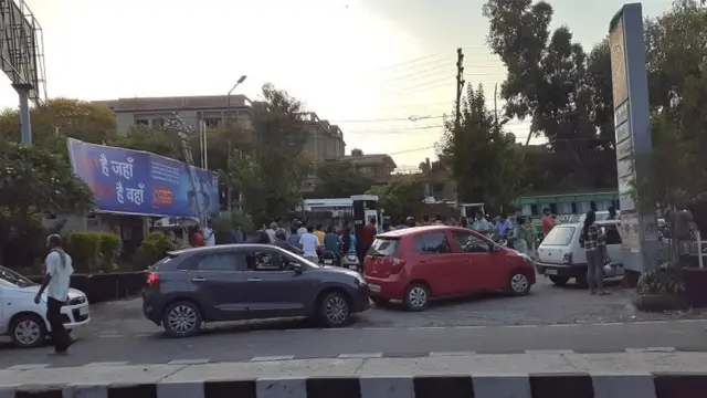 ஜம்முவில் உள்ள பெட்ரோல் பங்கிற்கு முன் உள்ள கூட்டம்