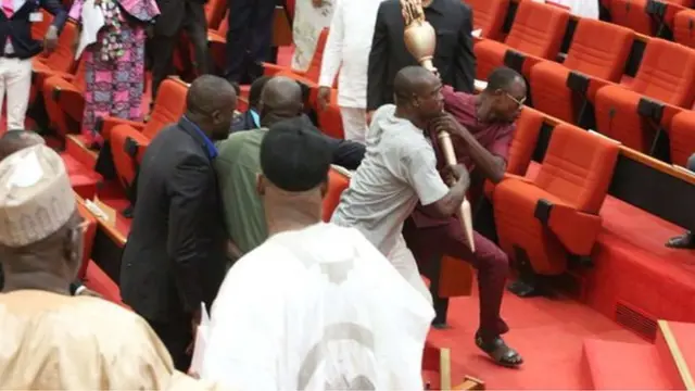 Awọn jàńdùkú jí ọ̀pa àsẹ ilé gbé lọ