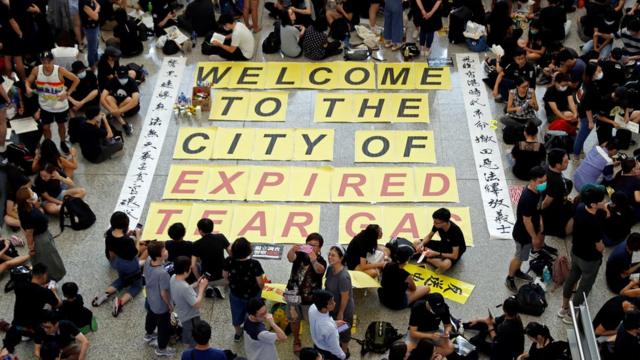 香港国际机场“反送中”集会标语：欢迎来到过期催泪弹之都（10/8/2019）