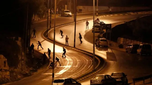 مواجهات في الضفة الغربية بين شبان فلسطينيين والجيش الإسرائيلي.