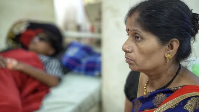 हमीदिया में भर्ती हेमंत पंथी की मां अपने बच्चे के साथ