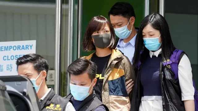 原《苹果日报》副社长陈沛敏（中）被香港国安警员押离将军澳壹传媒大楼（17/6/2021）