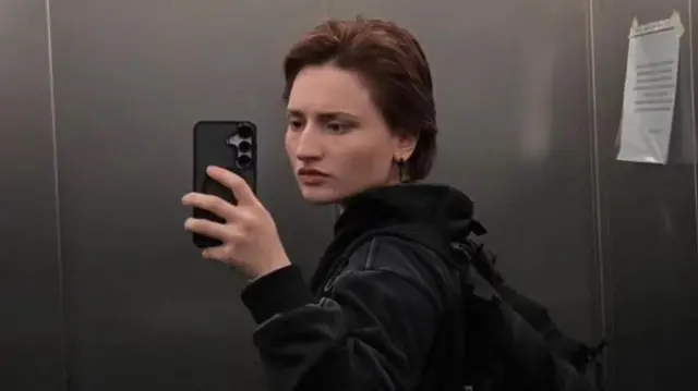 Суратда Айшат селси олаётган қиёфада акс этган. 