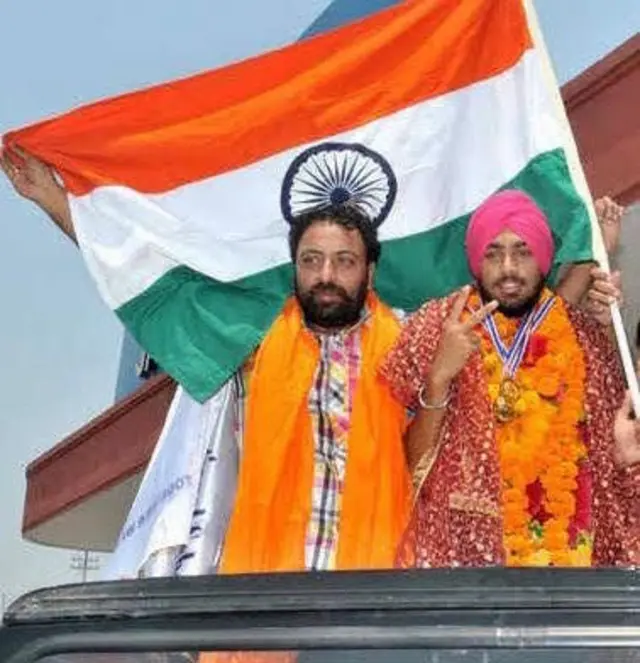 ਗੁਰਿੰਦਰਵੀਰ ਸਿੰਘ ਆਪਣੇ ਕੋਚ ਨਾਲ