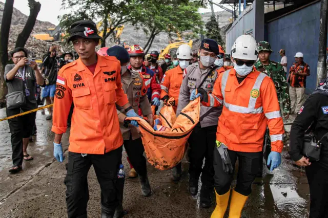 Sejumlah petugas gabungan membawa kantung berisi jenazah korban longsor gunungan sampah usai ditemukan di Tempat Pengolahan Sampah Terpadu (TPST) Bantargebang, Bekasi, Jawa Barat, Senin (9/3/2026). Berdasarkan data sementara dari Basarnas DKI Jakarta pada Senin (9/3) siang, sebanyak lima orang meninggal dunia dan empat lainnya masih dalam proses pencarian akibat longsoran sampah di TPST tersebut.