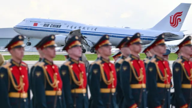 Российский почетный караул на фоне самолета Air China.