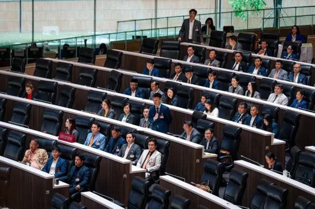 พรรคประชาชนซึ่งมี สส. 143 คน คาดหวังจะให้ร่างแก้ไขรัฐธรรมนูญของพวกเขาเป็นร่างหลัก แต่การณ์ก็ไม่ได้เป็นเช่นนั้น