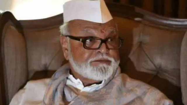 ओबीसी प्रवर्गातून मराठ्यांना आरक्षण नको अशी भूमिका ओबीसी नेते छगन भुजबळ यांनी घेतली आहे