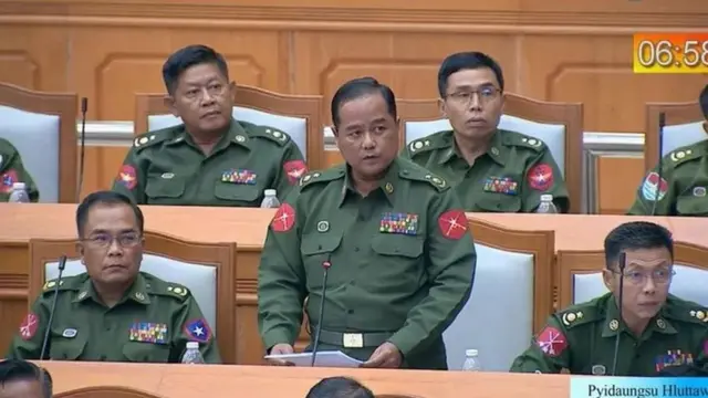 နိုင်ငံရေးမှာ တပ်ပါဝင်မှုအချိုးအစားကိုလျှော့ချဖို့ ဆွေးနွေးမှုမှာ ပါတယ်လို့ ပြော