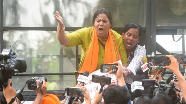 দিল্লিতে বিক্ষোভ করে বিশ্ব হিন্দু পরিষদ ও বজরং দল