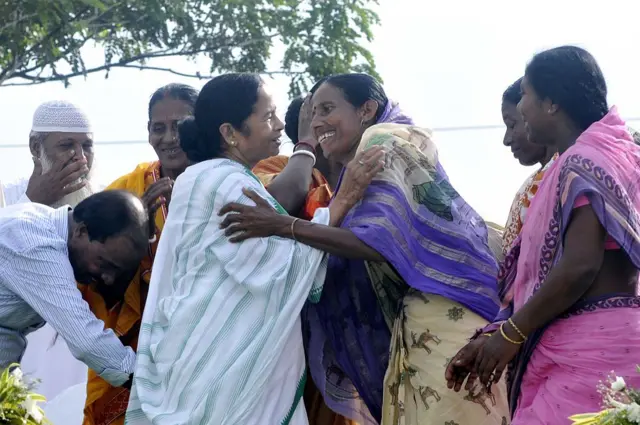 মমতা ব্যানার্জী গ্রামের সাধারণ মানুষের সঙ্গে - ফাইল চিত্র