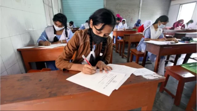 পরীক্ষায় অংশ নিচ্ছে শিক্ষার্থীরা