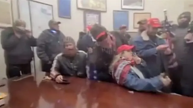 الصور الملتقطة بالهواتف تظهر مدى الفوضى داخل المبنى.